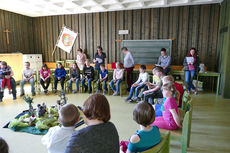 Kinderkarfreitagsliturgie im Gemeindezentrum (Foto: Karl-Franz Thiede)